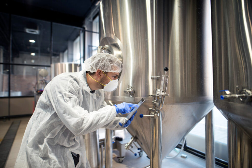 Es importante implementar protocolos de bioseguridad en las plantas de alimentos